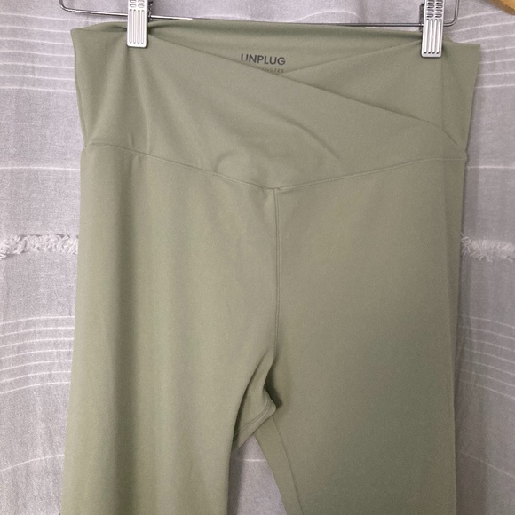 3/$10 SALE Pale Green Crossover Leggings NWOT - Picture 3 of 4